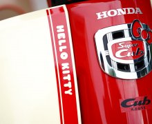 Honda Cub Hello Kitty Japan: Biểu tượng “cute” trên nền huyền thoại Super Cub dành cho giới sưu tầm