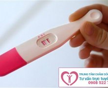 Thử que thử thai 1 vạch đậm 1 vạch mờ có thai không?