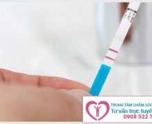 Thai phụ ra máu báo thai có đau bụng không?